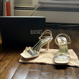 NWT Badgley Mischka White Leather Callie Sandal with Pearl Heel